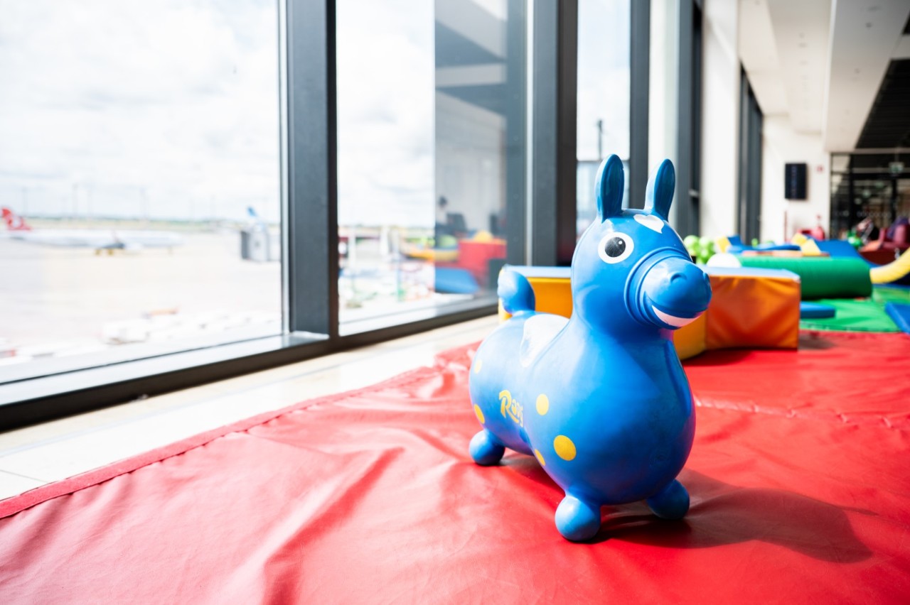 Blue pogo horse on a gymnastics mat. Behind it, the apron.