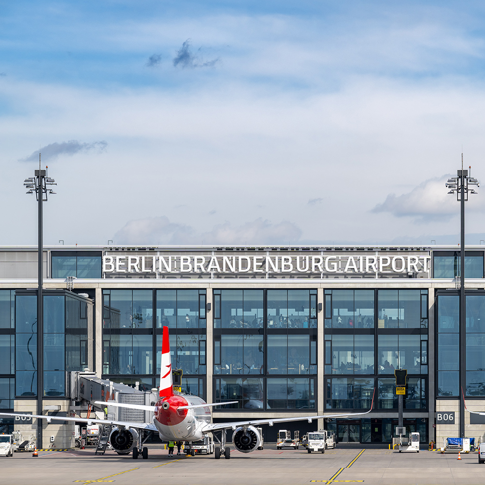 Aircraft on the apron in front of Terminal 1