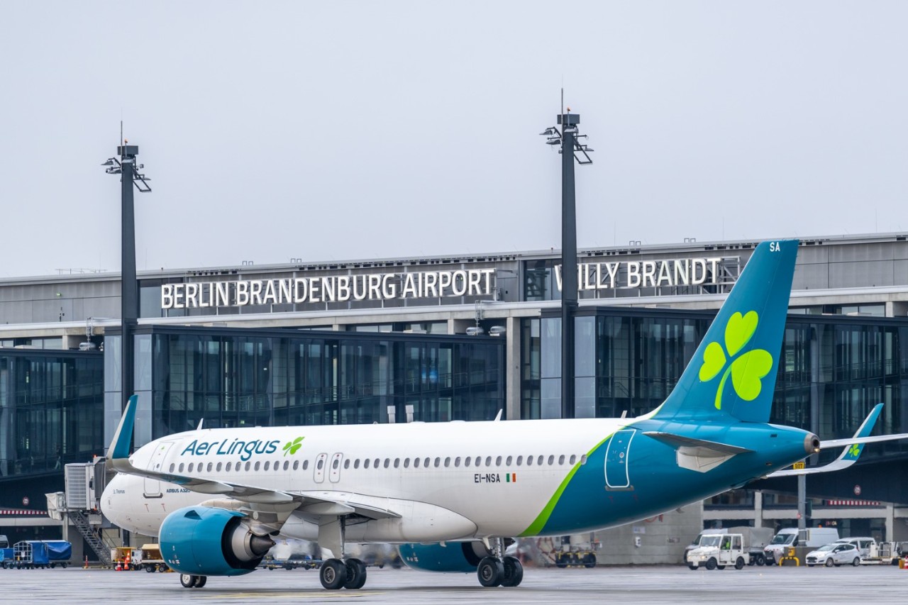 Aer Lingus aircraft in front of Terminal 1
