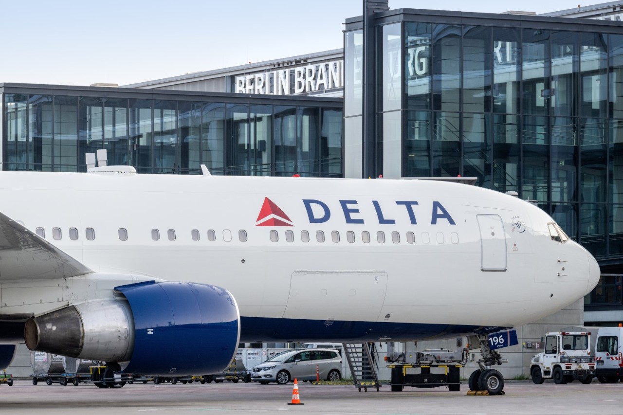 Delta aircraft in front of Terminal 1.
