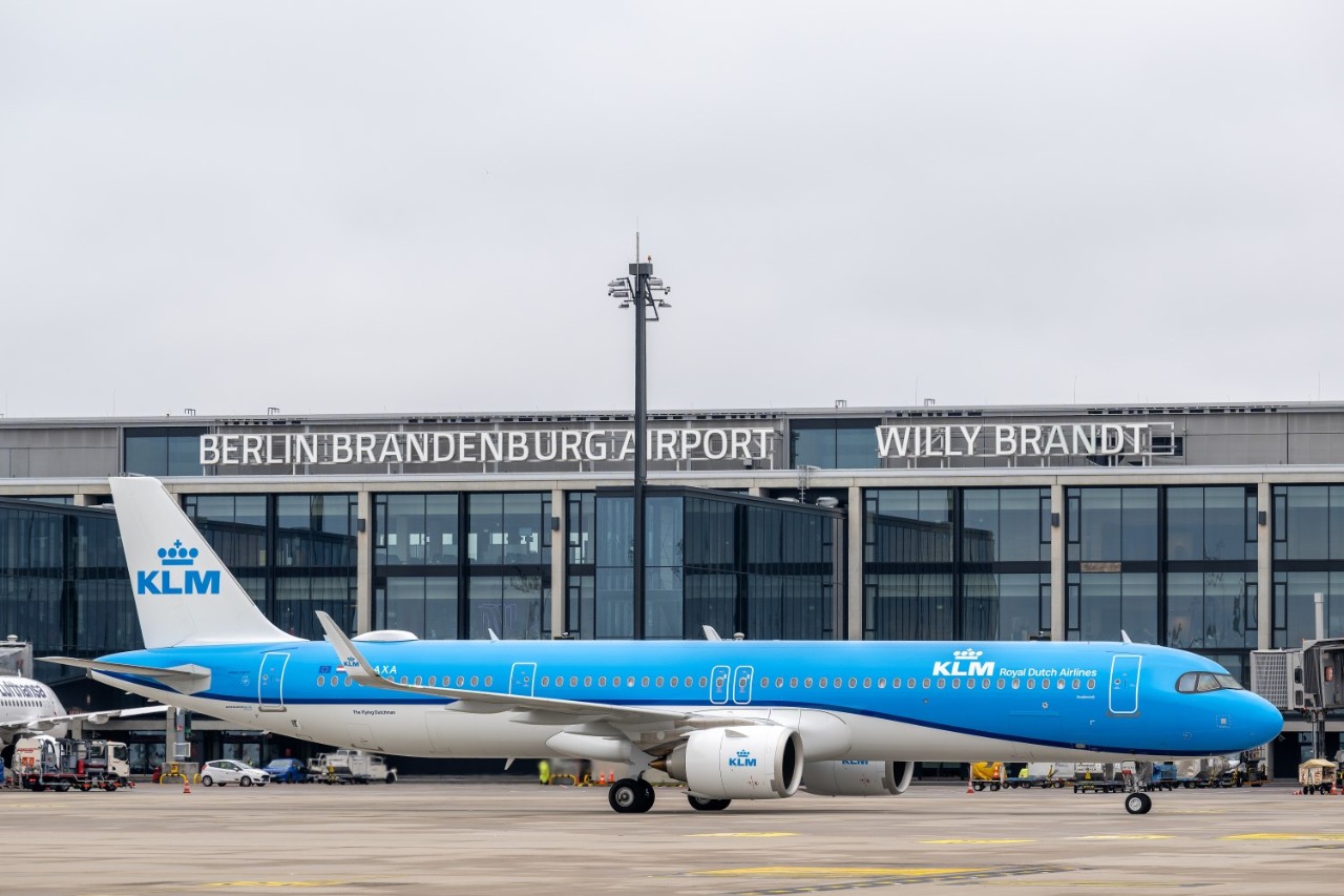 KLM aircraft in front of Terminal 1