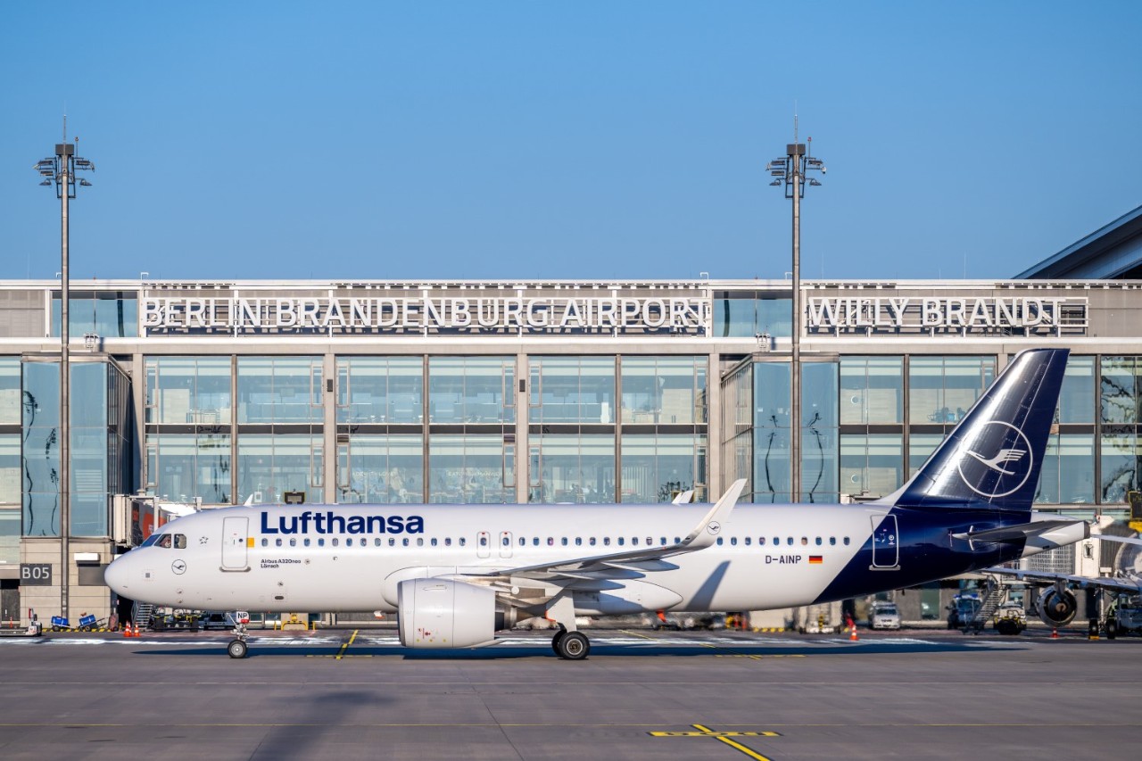 Lufthansa aircraft in front of Terminal 1