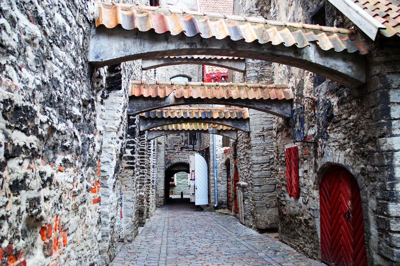 The medieval St. Catherine’s Passage is home to numerous handicraft shops that make and sell jewellery, glassware and ceramics, among other things. © irra_irra/AdobeStocks
