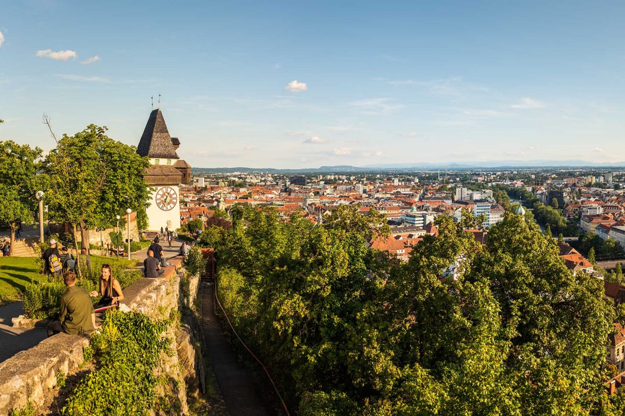 Der Schlossberg ist das Wahrzeichen von Graz. Er bietet eine herrliche Aussicht auf die Stadt und beherbergt historische Stätten wie den Uhrturm und das Glockenspiel. © Przemyslaw Iciak/stock.adobe.com