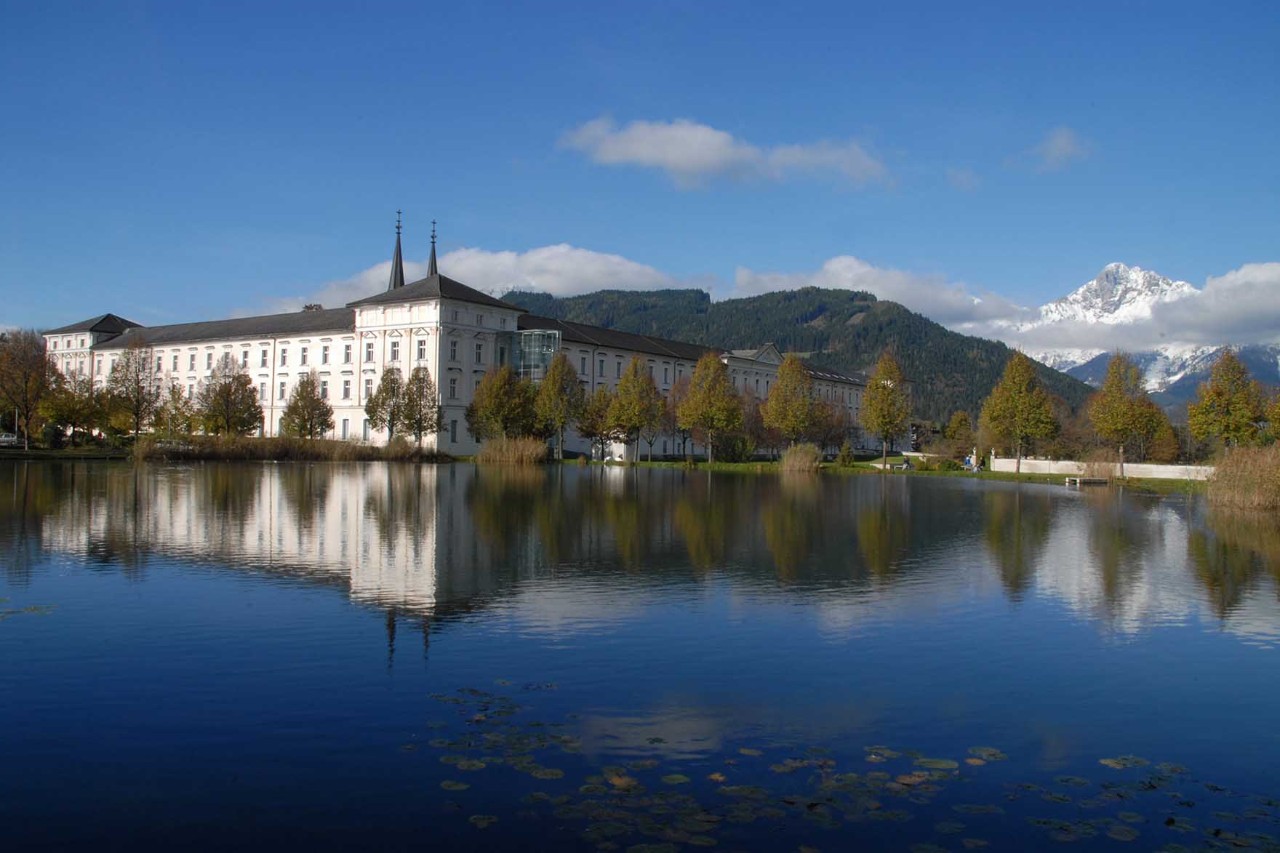 Das Benediktinerstift Admont besitzt die weltweit größte Klosterbibliothek und ist von der malerischen Gebirgskulisse des Nationalparks Gesäuse umgeben. © Alexander/stock.adobe.com
