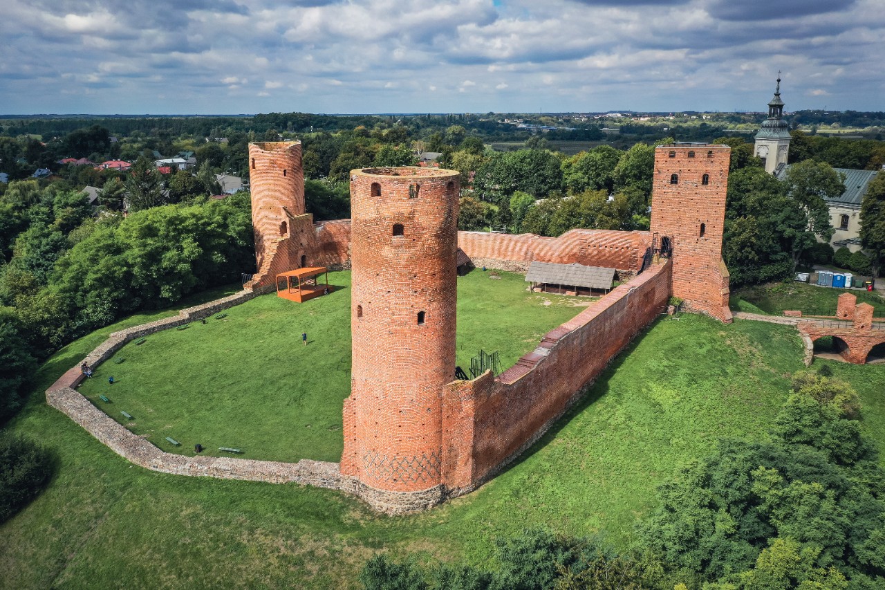 Castle ruines in Czersk © Fotokon/AdobeStock