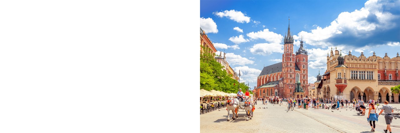 View of the Main Square in Krakow. On the left is a horse-drawn carriage, on the square several people. In the centre of the picture is St. Mary’s Basilica, to the right of it the Cloth Hall © Sina Ettmer/stock.adobe.com