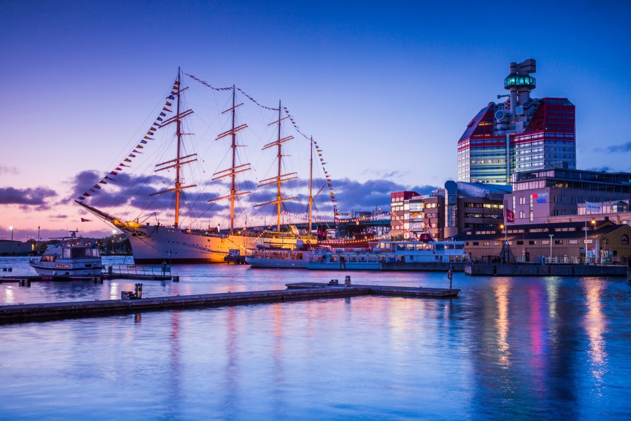 Harbour with high-rise Lilla Bommen, viewing platform, waterfront view 