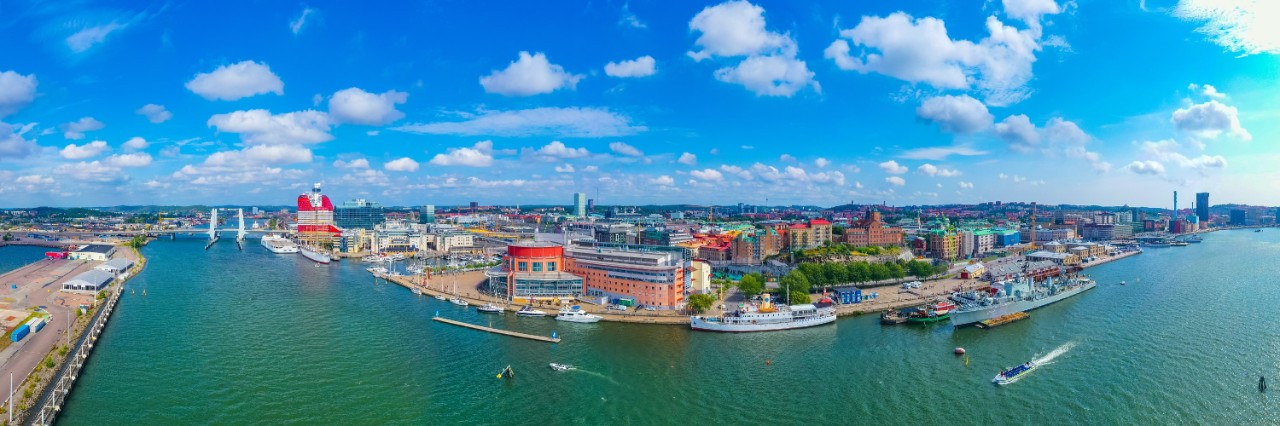 Panoramic view of Gothenburg, water with boats, blue sky, skyline © dudlajzov/stock.adobe.com  