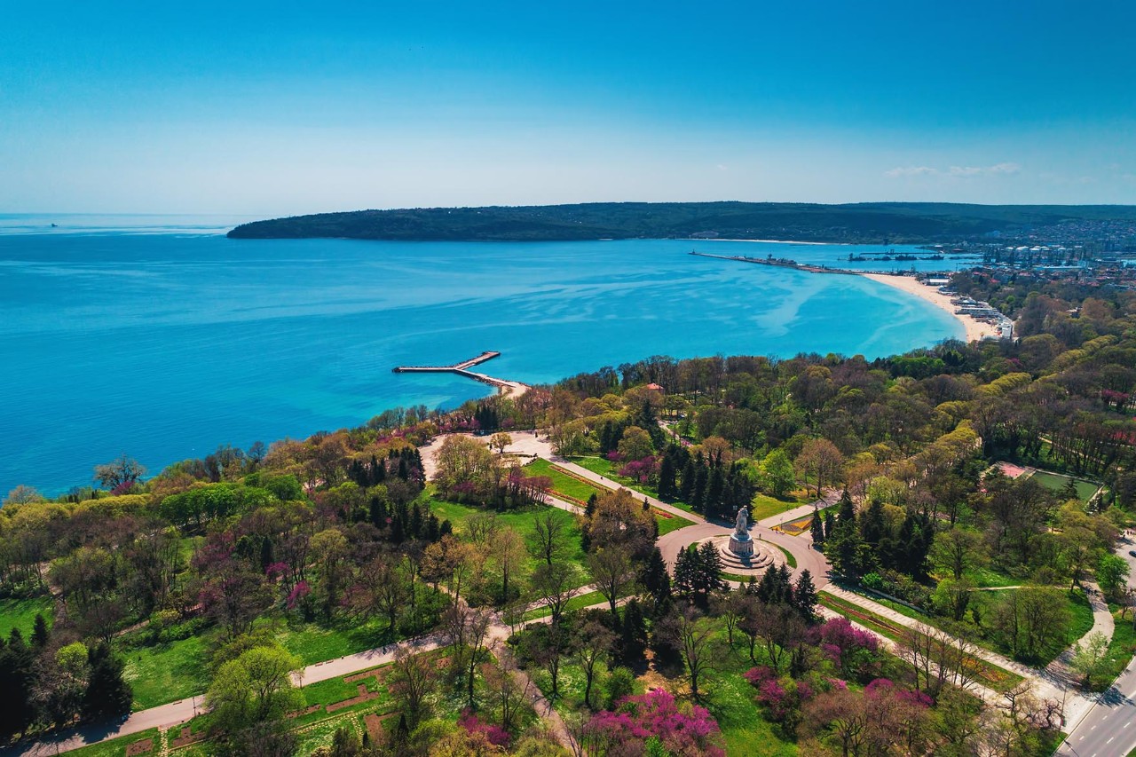 Walk and relax: at the Varna Sea Garden you can admire interesting fountains, exotic plants and sculptures. 