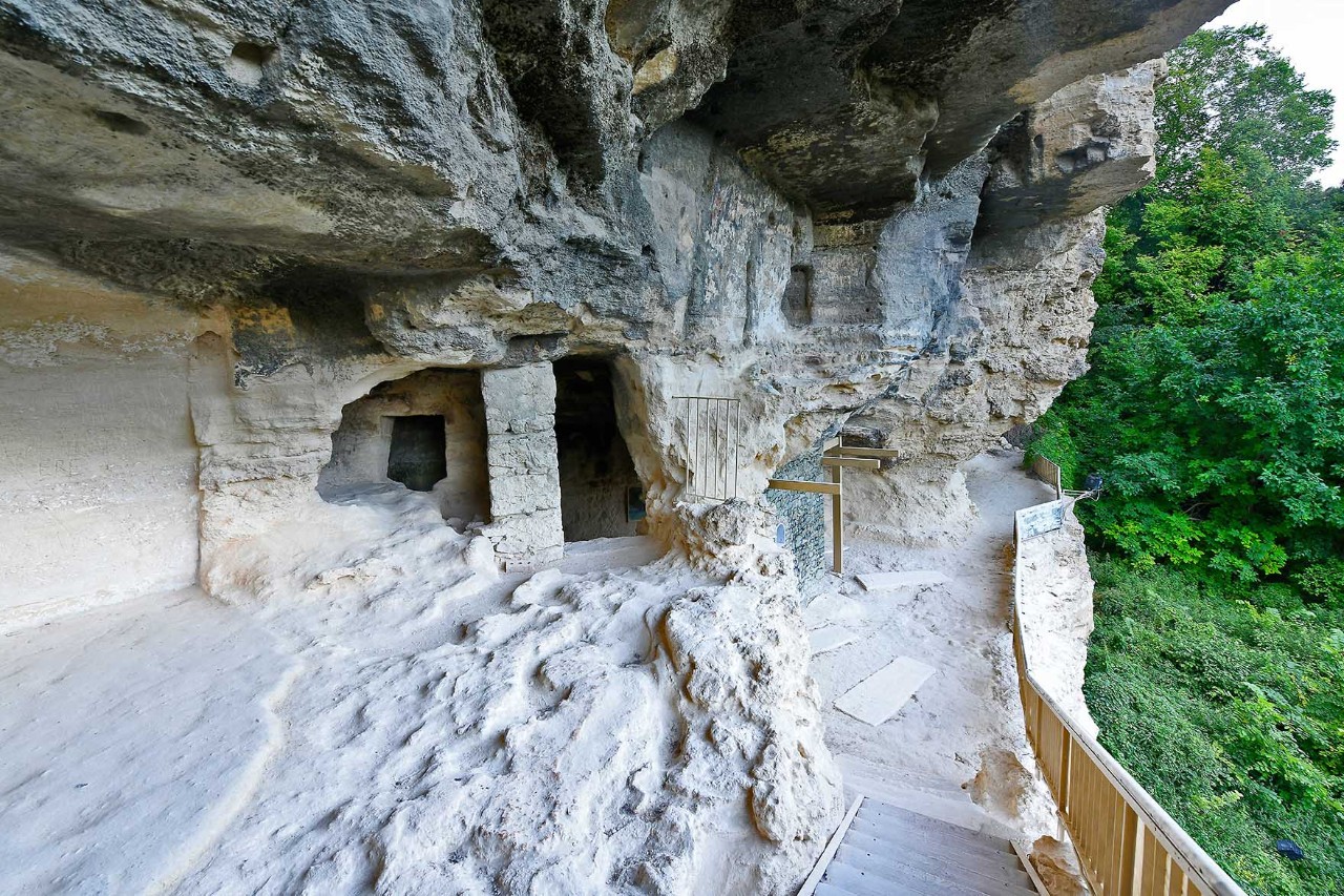 Built directly into the rock: the Aladzha Cave Monastery was as a retreat for hermit monks in the Middle Ages. 