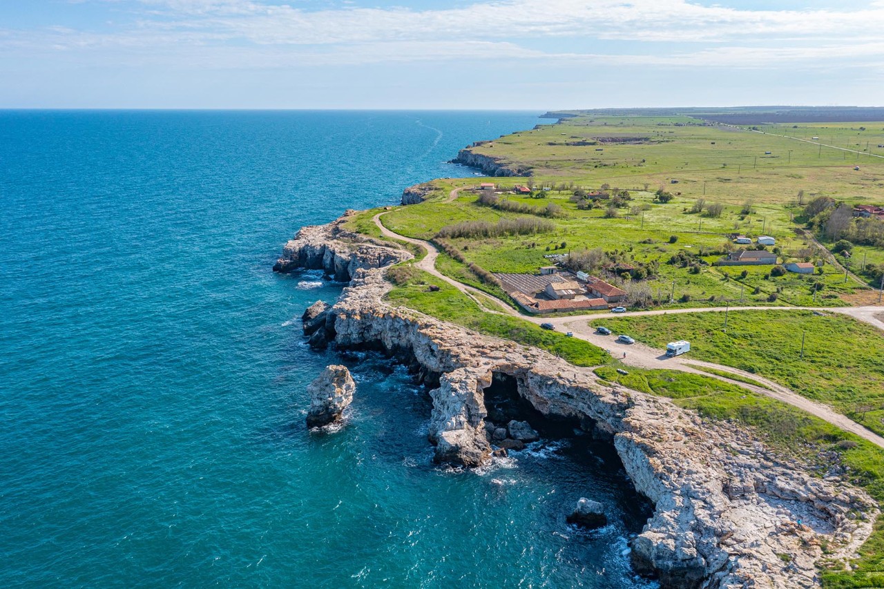 Along the coast towards the north, you pass picturesque little villages in the midst of unspoilt nature – like Tyulenovo. 