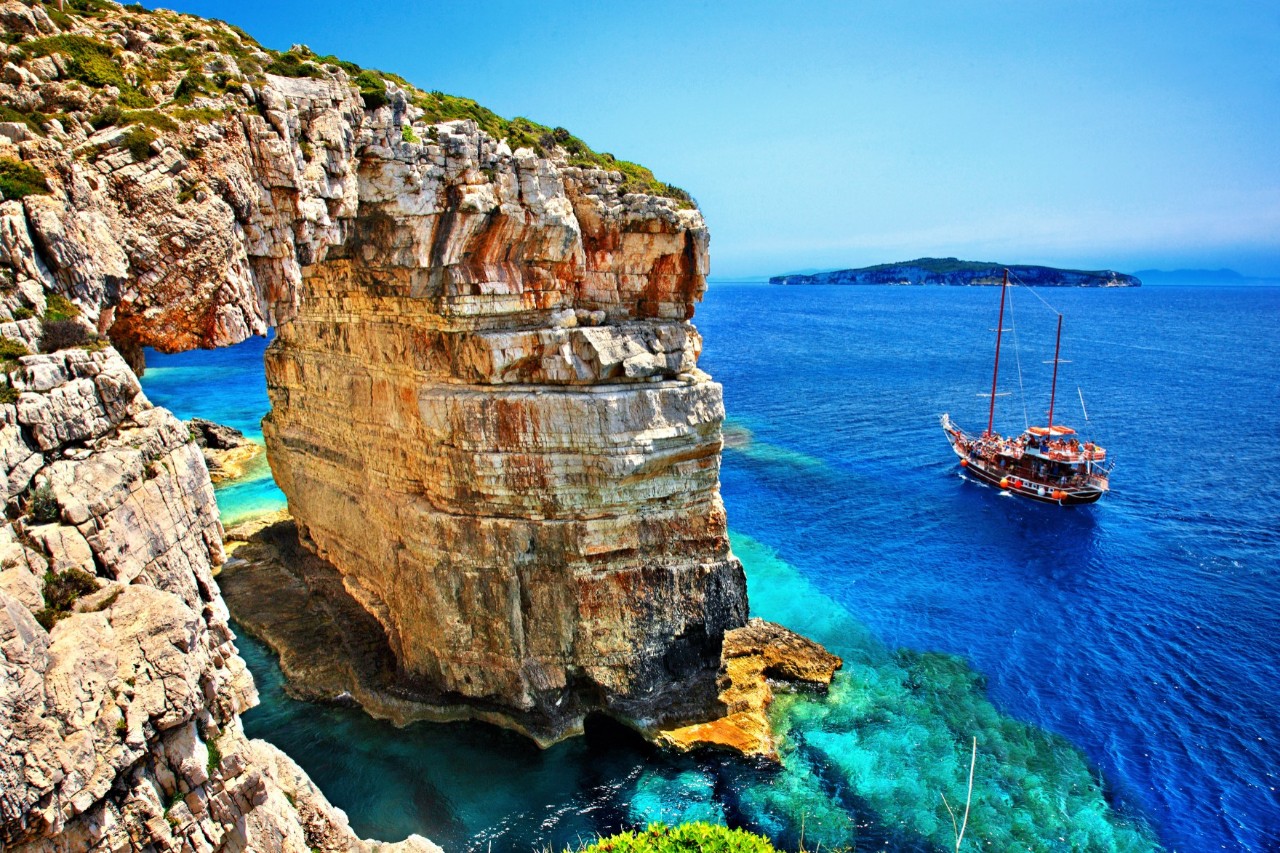 Paxos Island with rocky arch © Iraklis Milas/stock.adobe.com