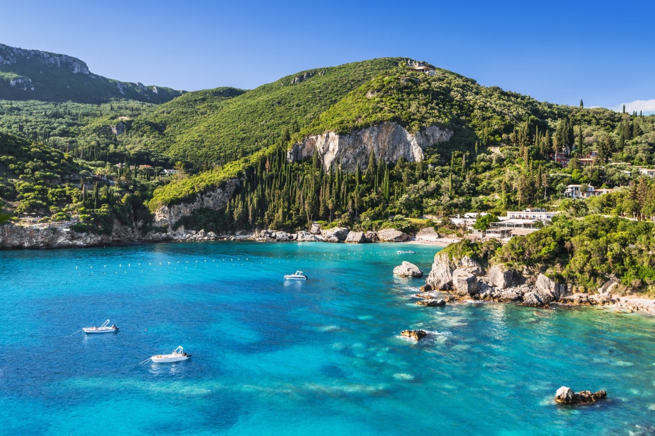 View of the turquoise Ágios Geórgios Bay © kite_rin/stock.adobe.com