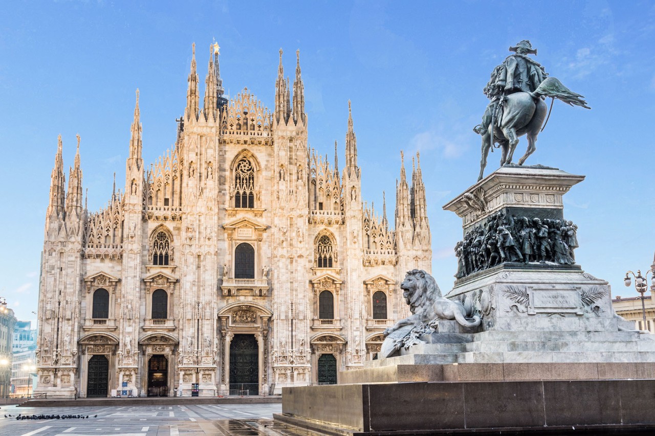 Piazza del Duomo with Milan Cathedral and statue of Victor Emmanuel II on horseback. © oneinchpunch / AdobeStock