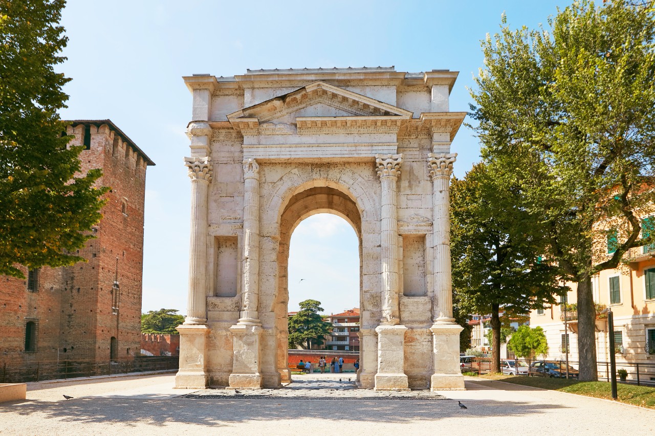 Triumphal arch Archo dei Gavi © makam1969 / AdobeStock