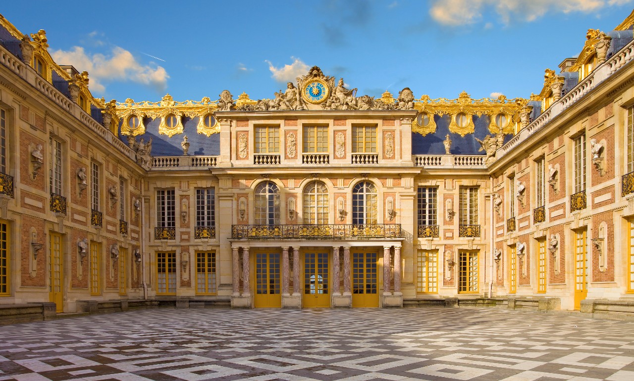 Entrance to the Palace of Versailles © aterrom / Adobe Stock