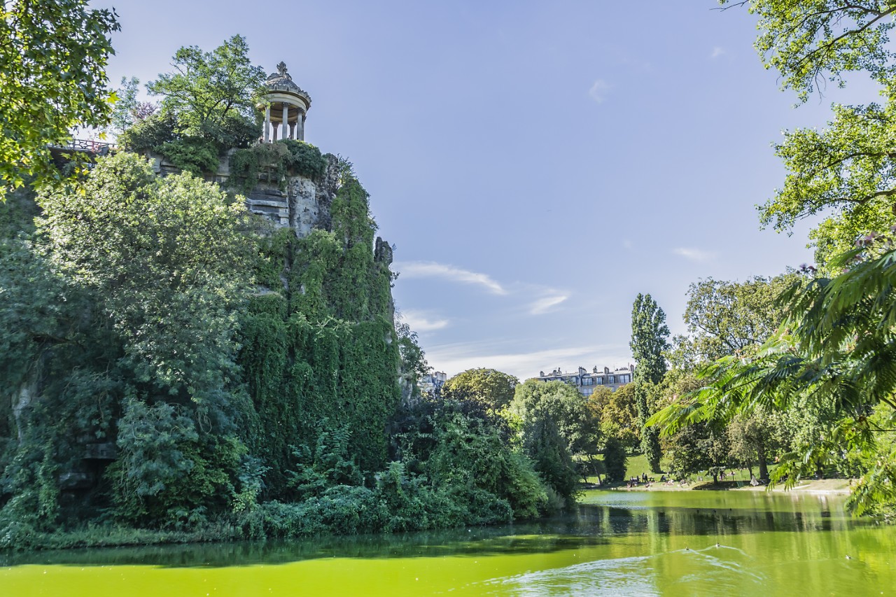 Parc des Buttes-Chaumont in a former quarry with lake and temple © dbrnjhrj / Adobe Stock