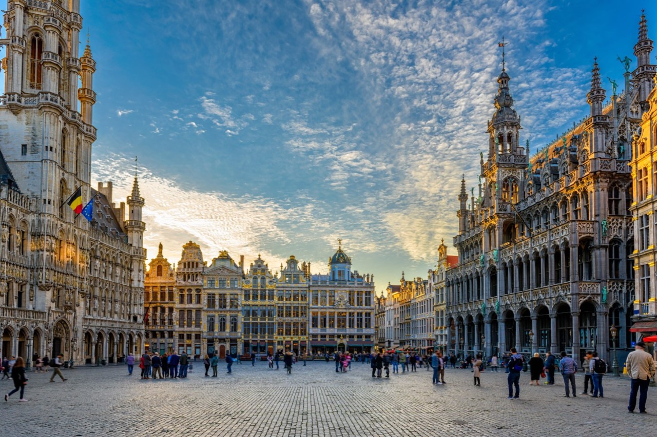 Lively Grand Place with town hall and city museum, baroque buildings © Ekaterina Belova/stock.adobe.com
