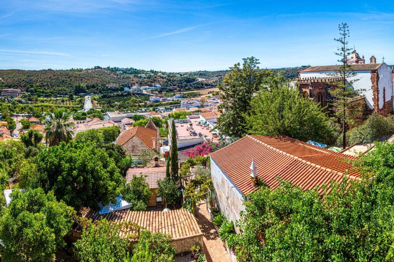 View from the castle to the town of Silves with small houses and green vegetation. © Aquarius/stock.adobe.com