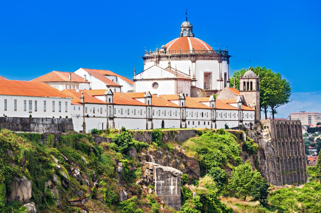 The former monastery Mosteiro da Serra do Pilar stands on a cliff from which visitors can enjoy a magnificent view of the whole of Porto. © saiko3p / stock.adobe.com