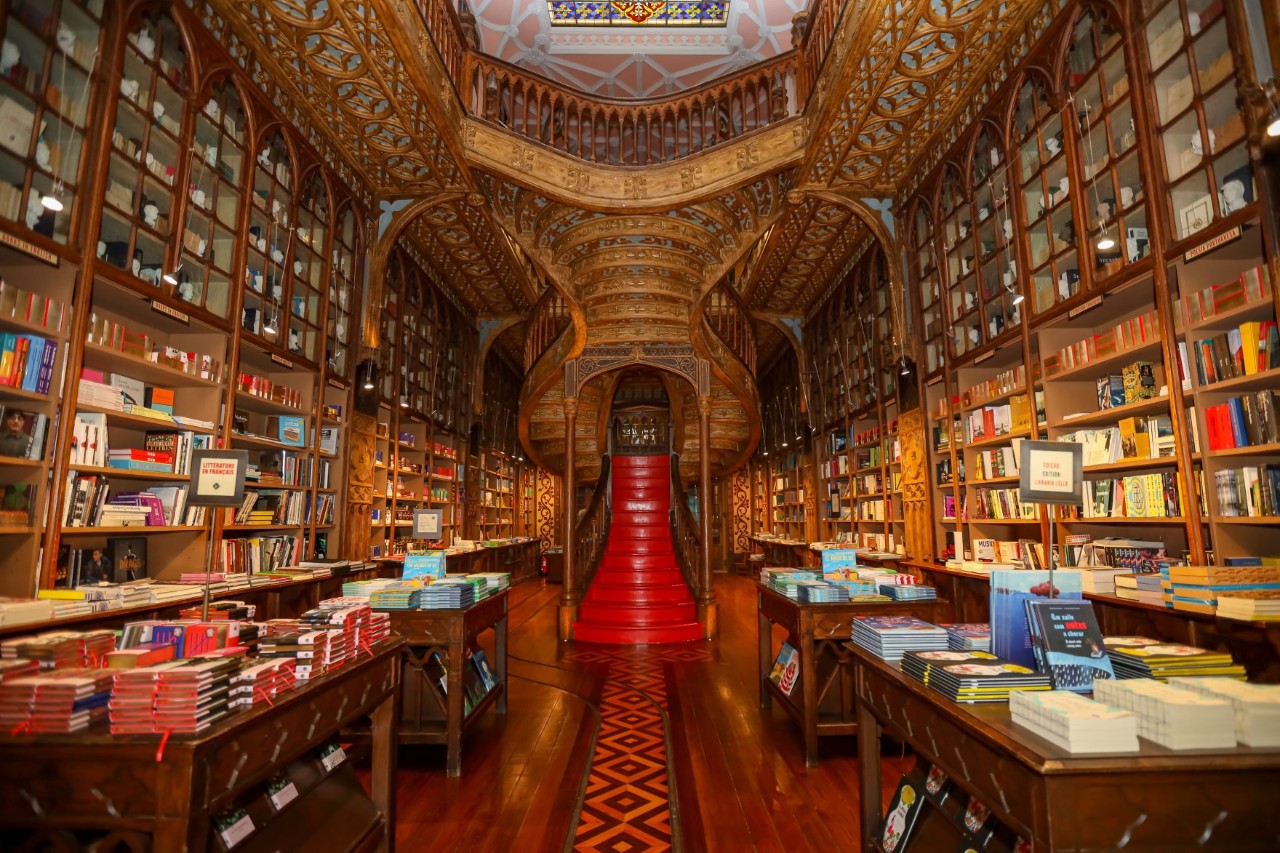 Interior design and staircase Livraria Lello bookshop © Naris / stock.adobe.com