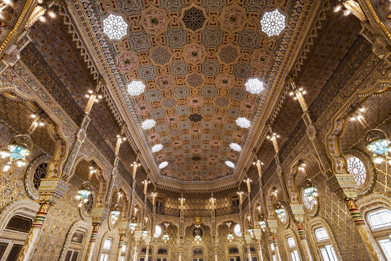 The gold-adorned Salão Árabe at the Palácio da Bolsa © saiko3p / stock.adobe.com