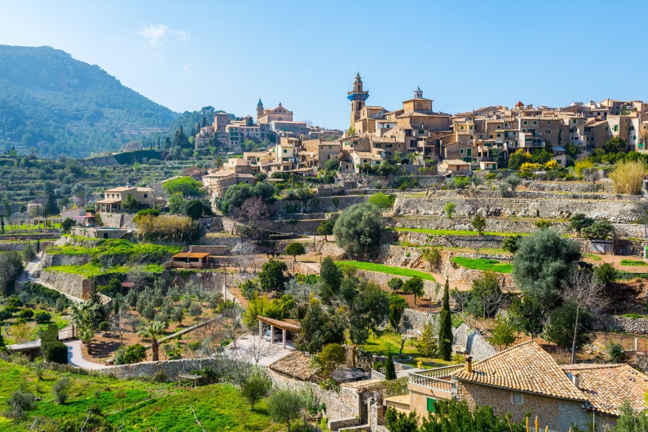 View of the mountain village enclosed in a picturesque mountain landscape © Bildgigant/stock.adobe.com