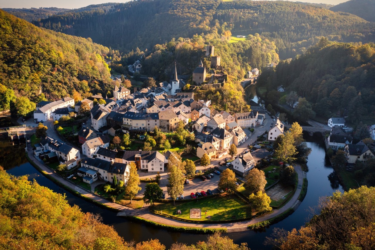 Bird’s-eye view of the town of Esch-sur-Sûre, which lies in a river valley and surrounded by dense forests 