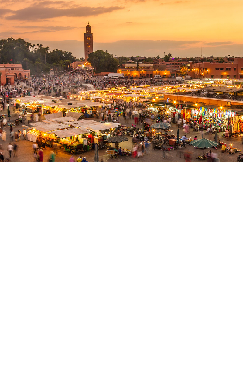 Marketplace with stalls and lots of people. Evening atmosphere.