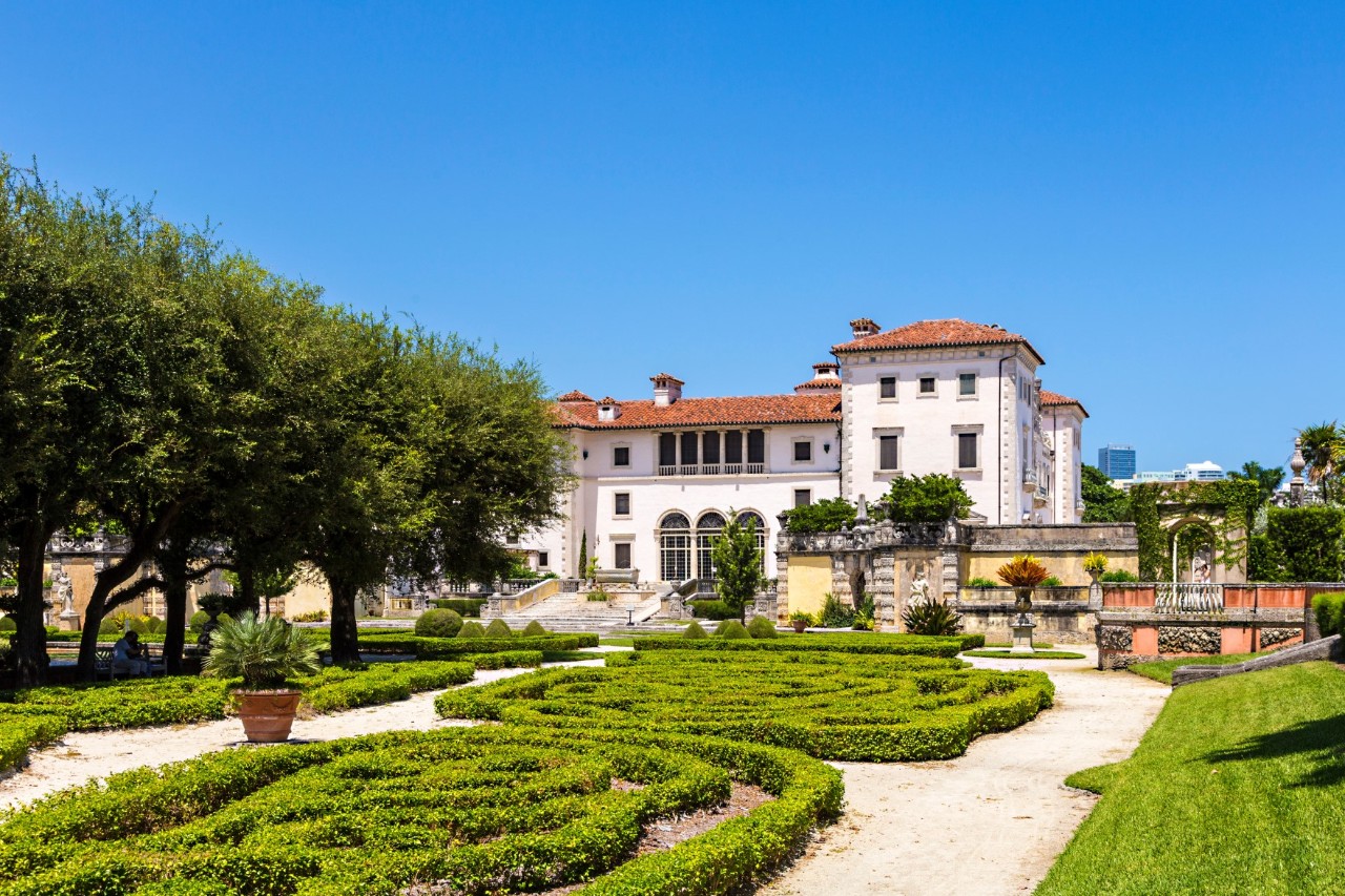 What looks like an Italian estate is the Vizcaya Museum & Gardens, a villa with beautifully landscaped gardens. © travelview/stock.adobe.com