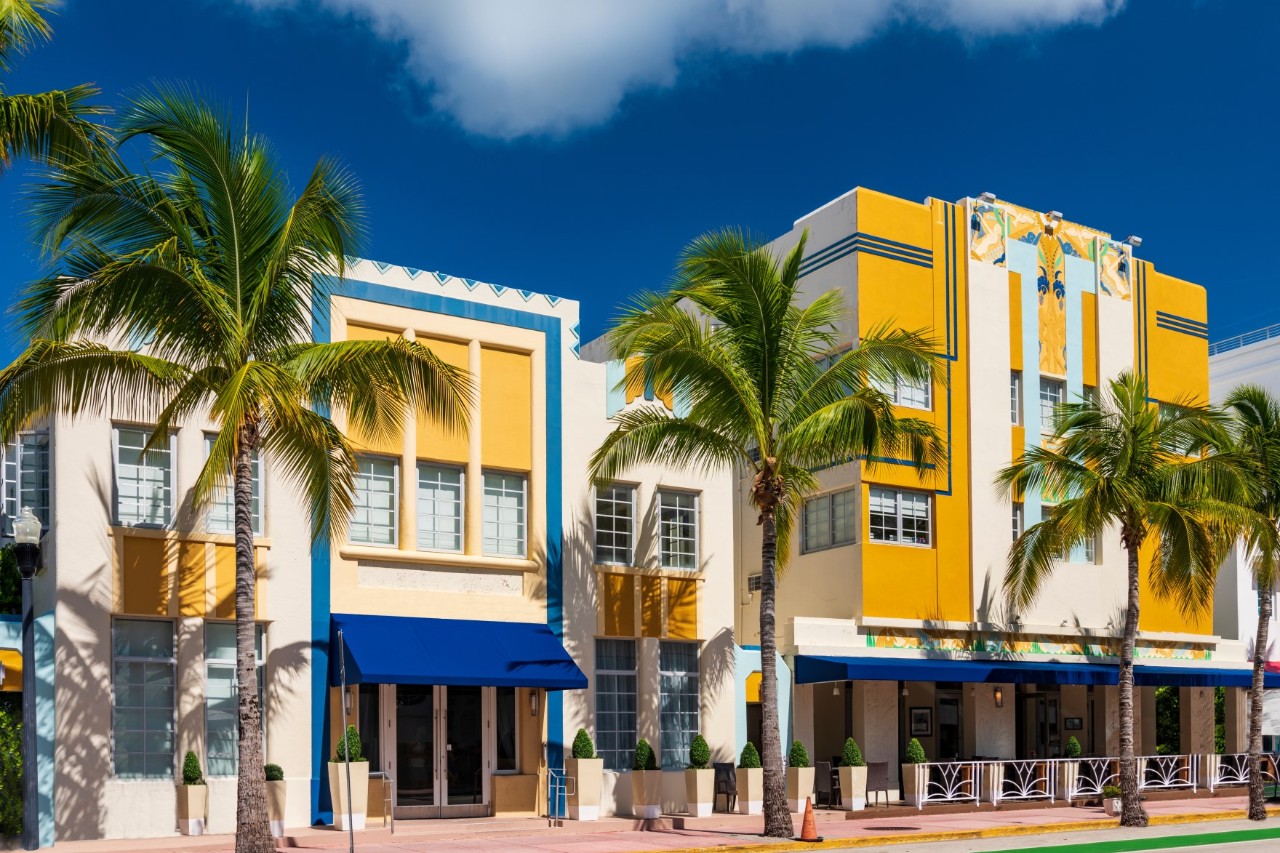 Ocean Drive winds through the Art Deco District, known for its pretty buildings with colourful façades. © allouphoto/stock.adobe.com