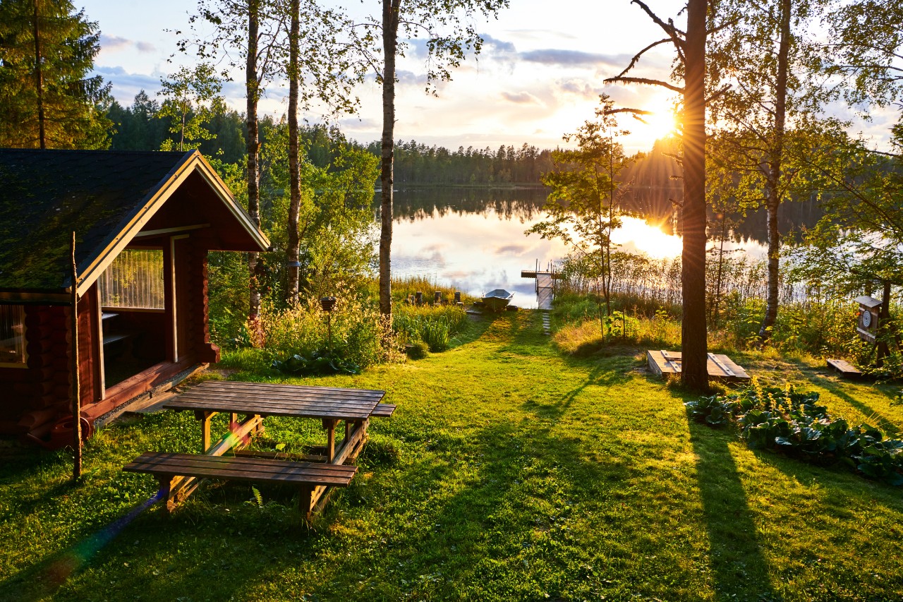 Wooden hut by the lake © lucaar / AdobeStocks