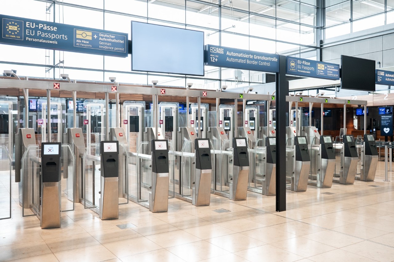 Numerous easyPass machines lined up next to each other. Above them are signs indicating who is permitted to use the machines.