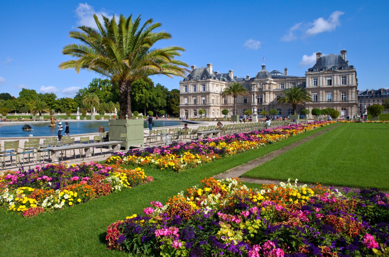Jardin du Luxembourg with fountain and Statue of Liberty in green park.