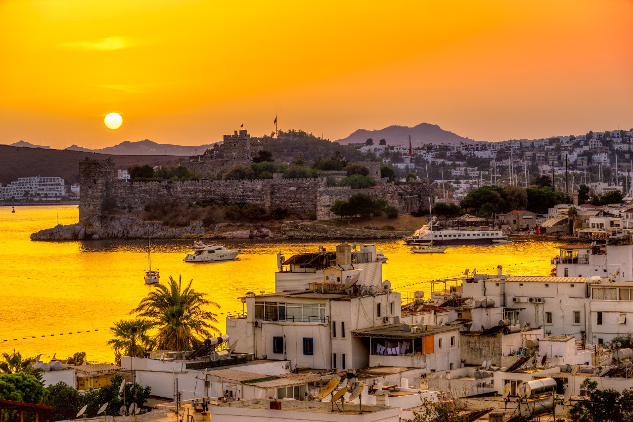Houses in a bay in the light of the evening sun.