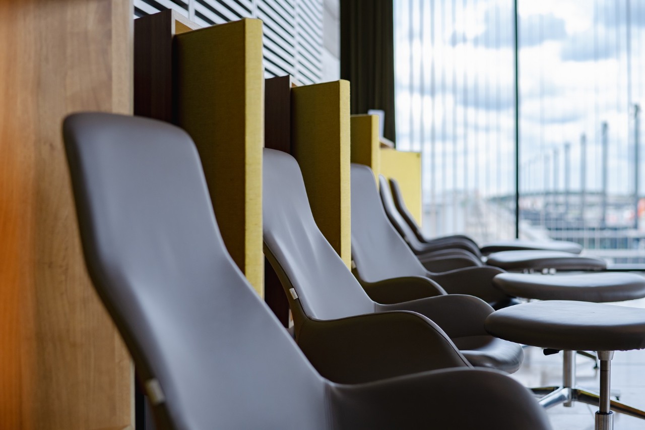 Zahlreiche Lounge-Sessel nebst kleinen Beistelltischen. Im Hintergrund das Pier Süd. ©Ekaterina Zershchikova / Flughafen Berlin Brandenburg GmbH