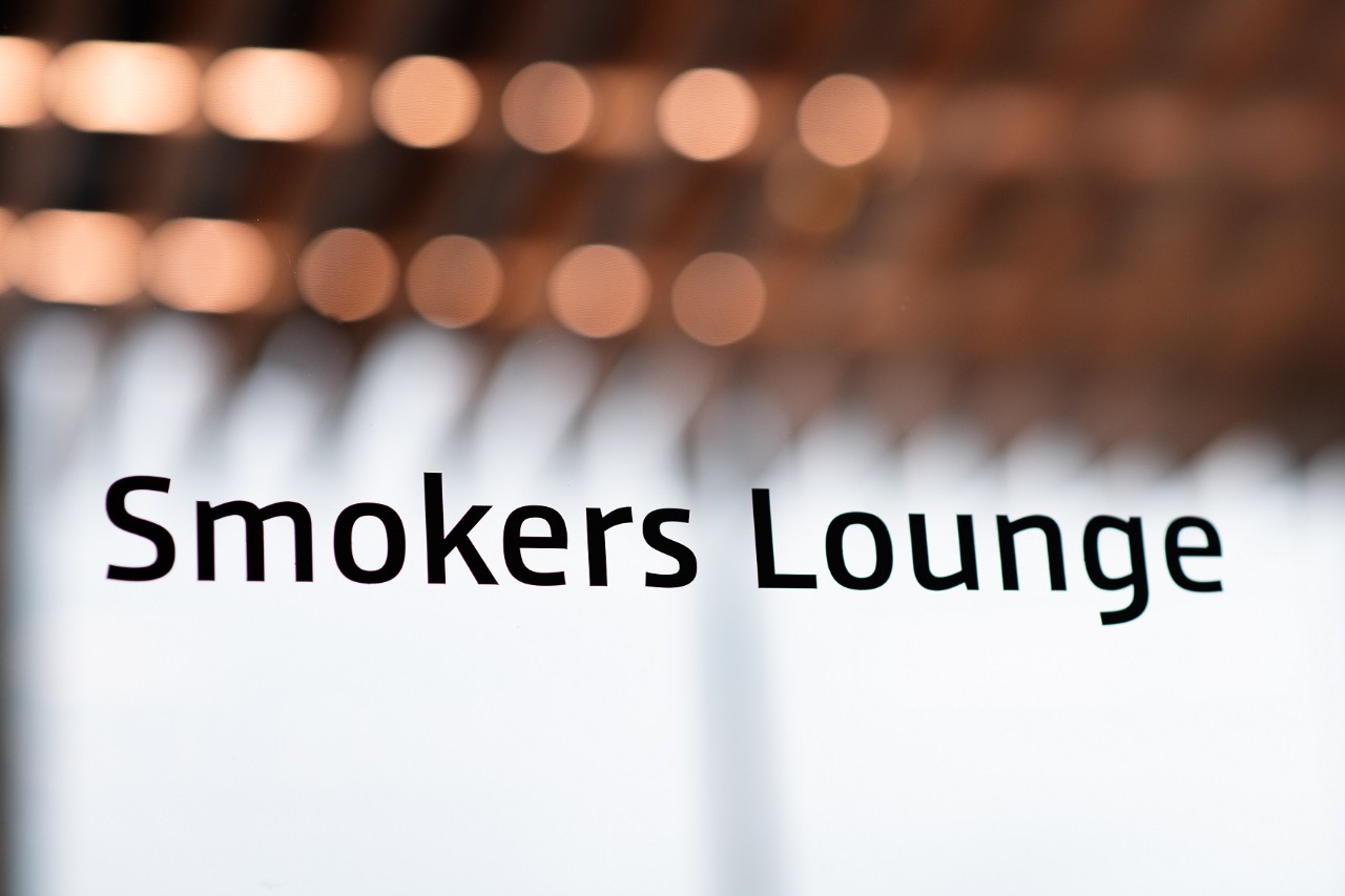 Lettering ‘Smokers Lounge’ / smoking area on a glass pane