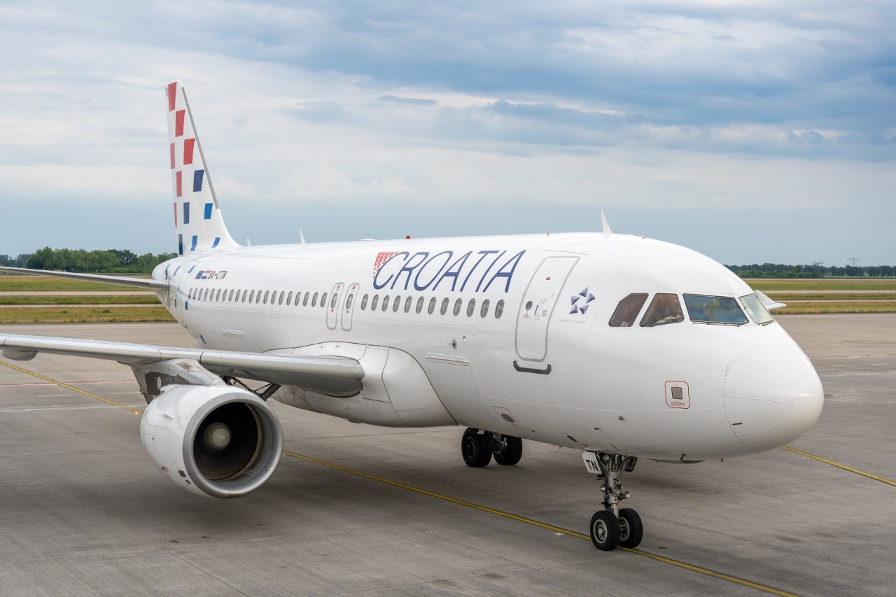 Croatia Airlines aircraft on the apron © Günter Wicker / Flughafen Berlin Brandenburg GmbH