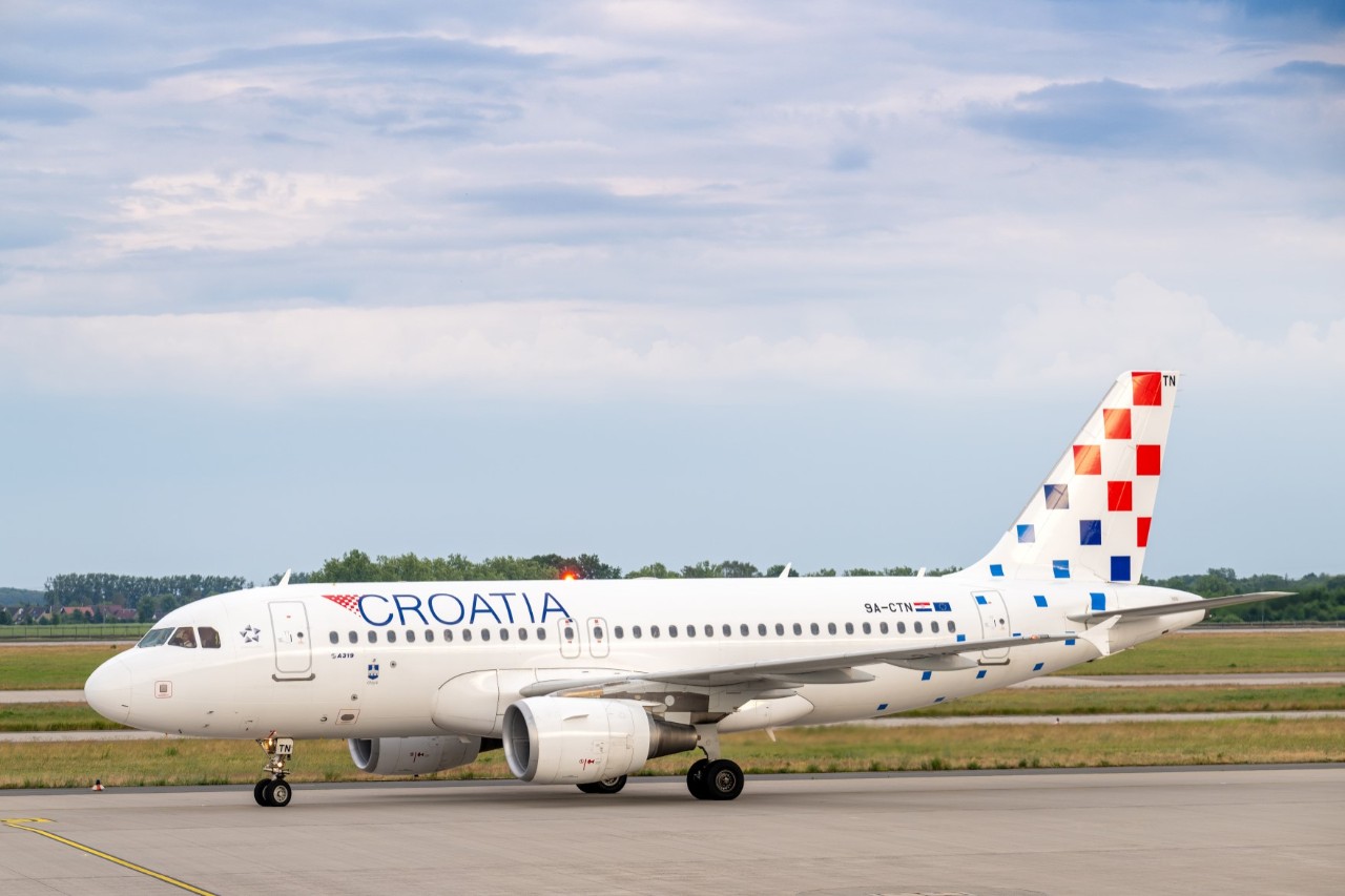 Croatia Airlines aircraft on the apron © Günter Wicker / Flughafen Berlin Brandenburg GmbH