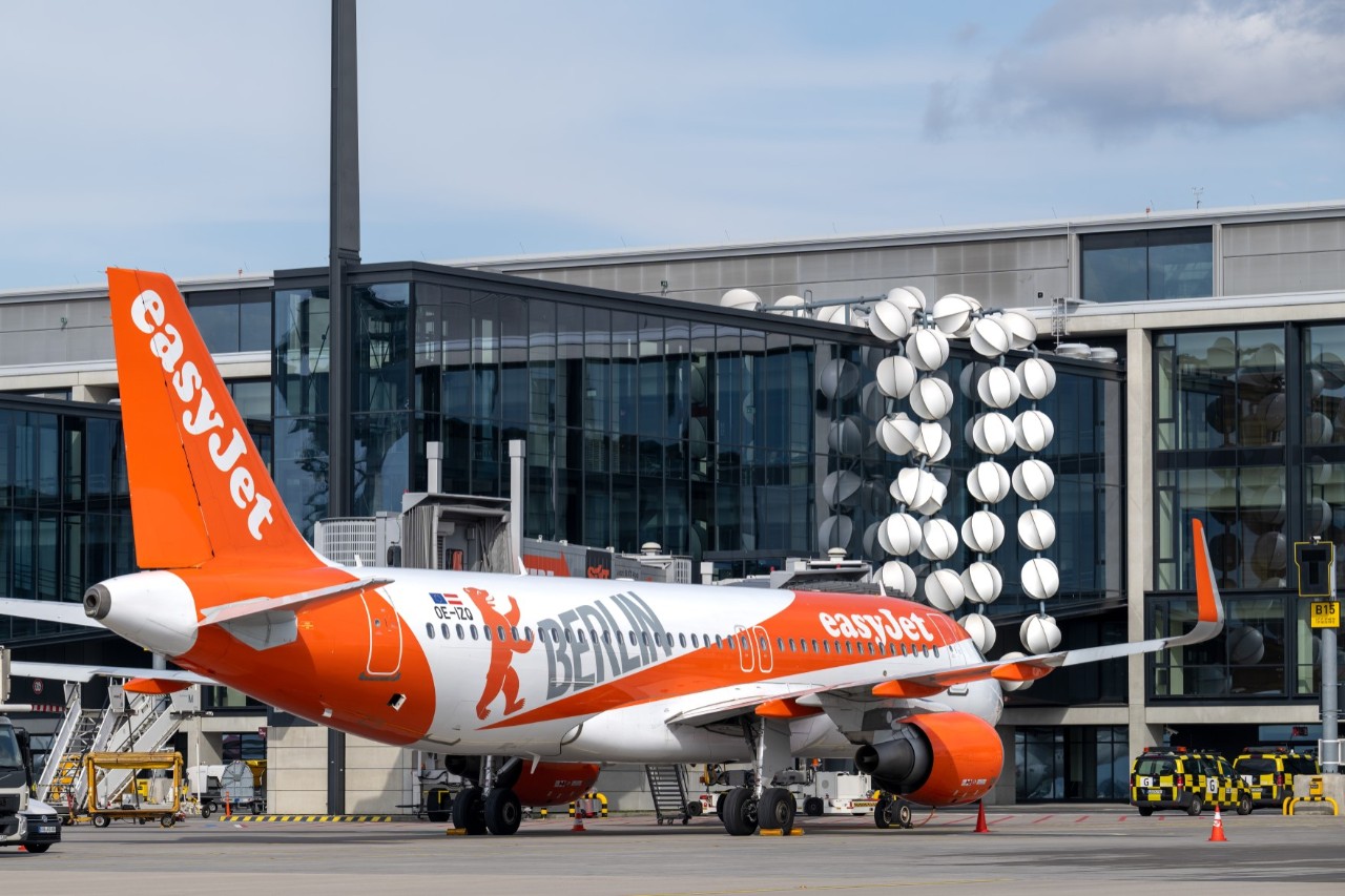 easyJet aircraft at BER. Behind it is Terminal 1.