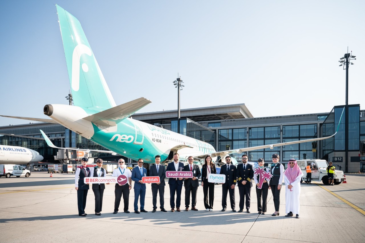 Group picture for the first flight of flynas in front of an aircraft of the airline. Aircraft parked in front of Terminal 1.