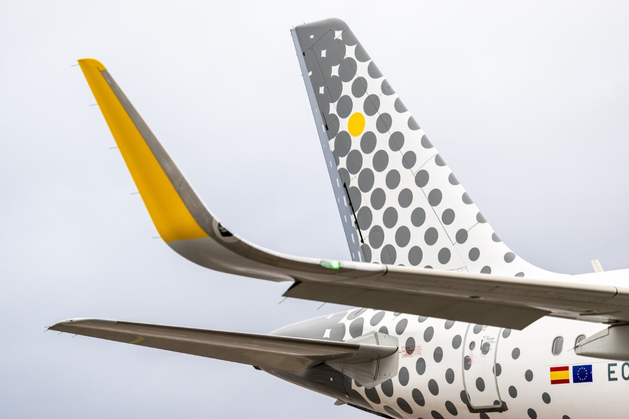 Heck eines Vueling-Flugzeugs mit grauer Punkt-Lackierung