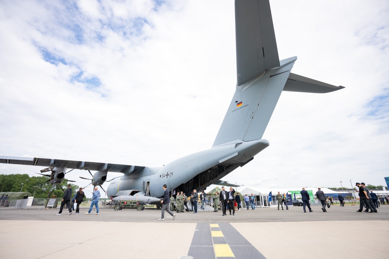Militärflugzeug auf dem Static Display.