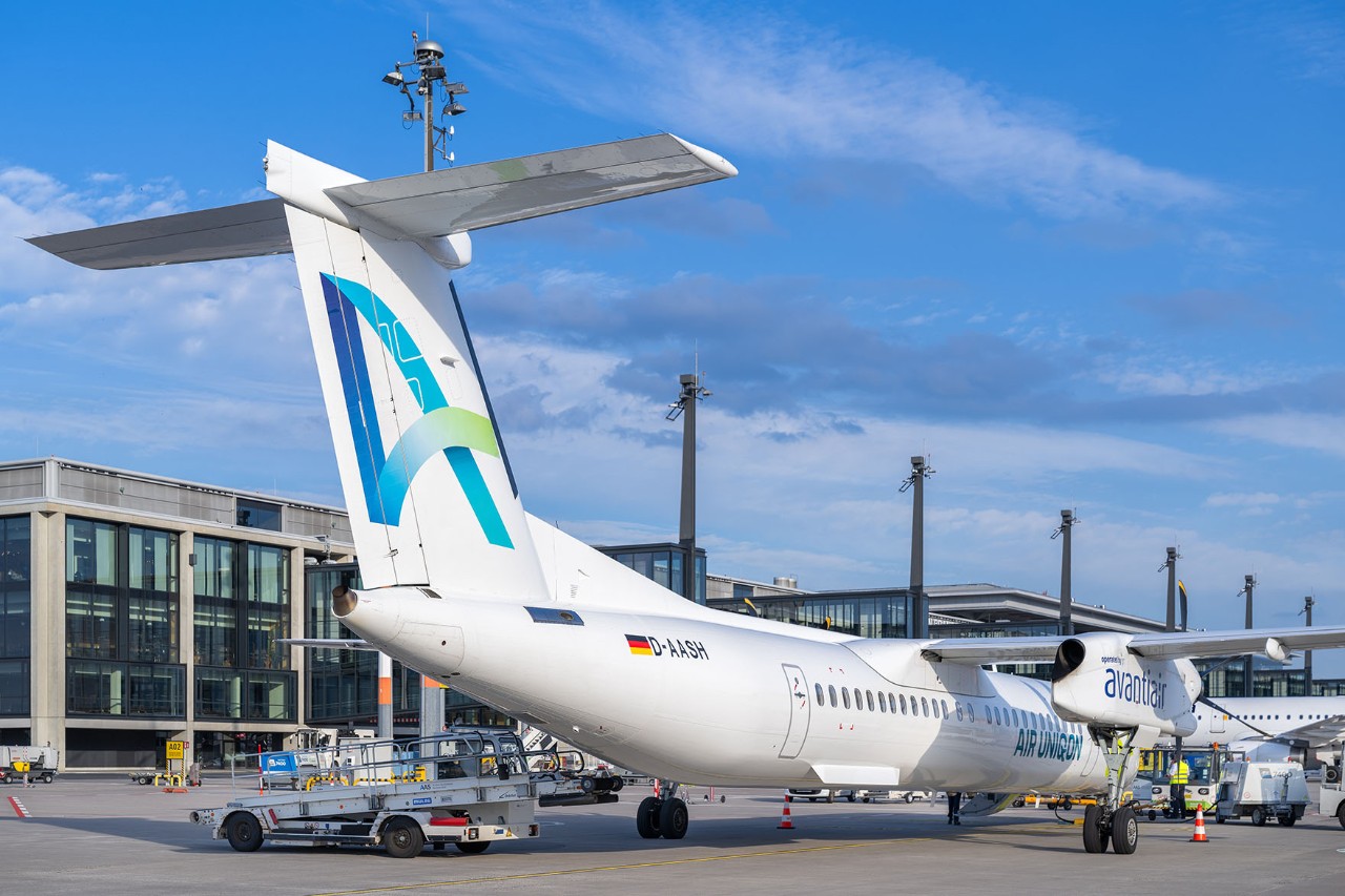 Flugzeug Air Uniqon vor Terinal