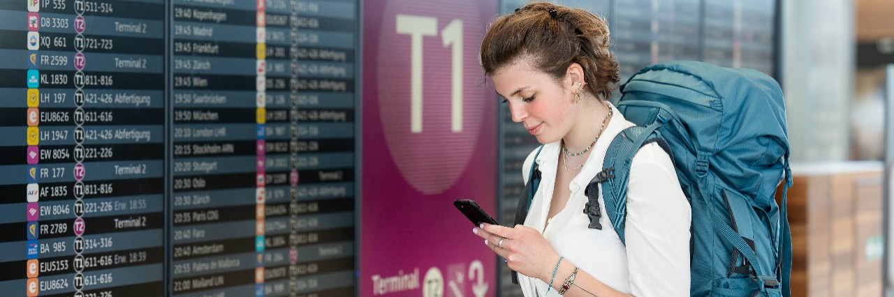 Traveller in front of the display panel in Terminal 1 © Anikka Bauer / Flughafen Berlin Brandenburg GmbH