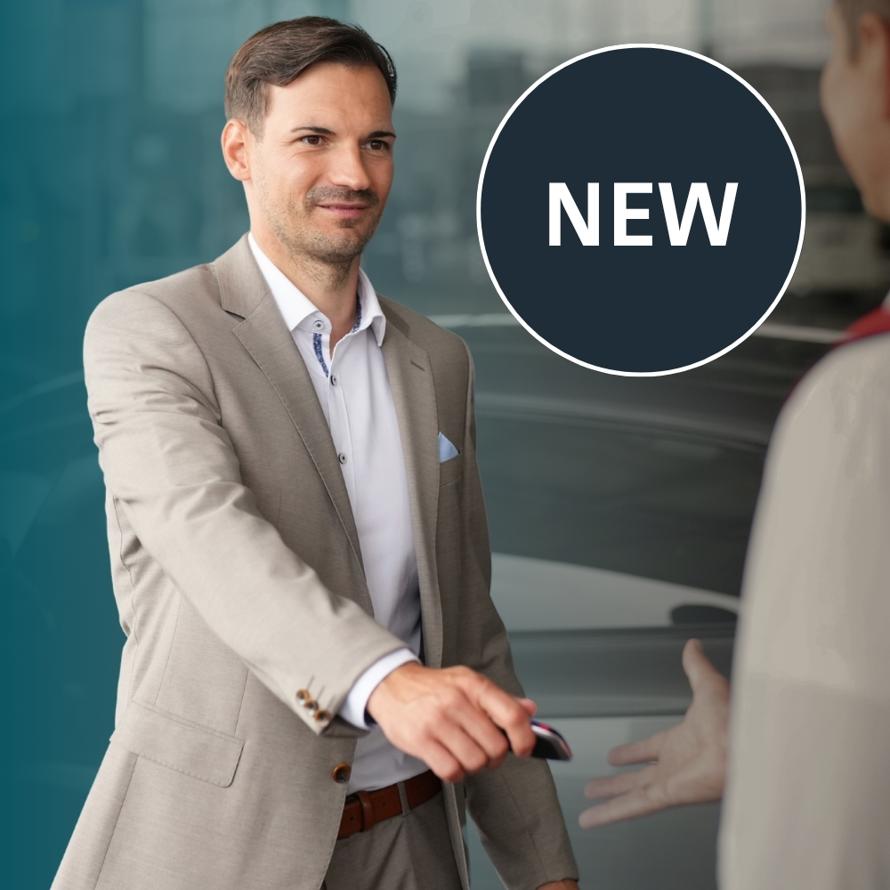 Man hands over his car key to valet employee in front of Terminal 1, informing him that this is a new service that can be booked.