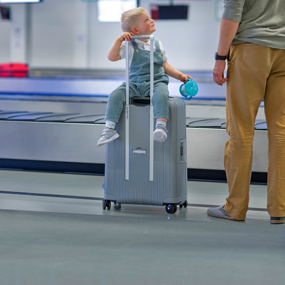 Child at baggage belt