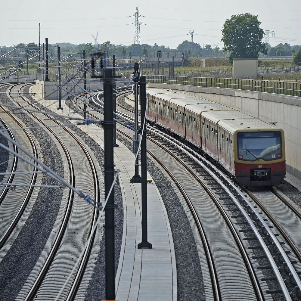 The S-Bahn enters the tunnel at BER.