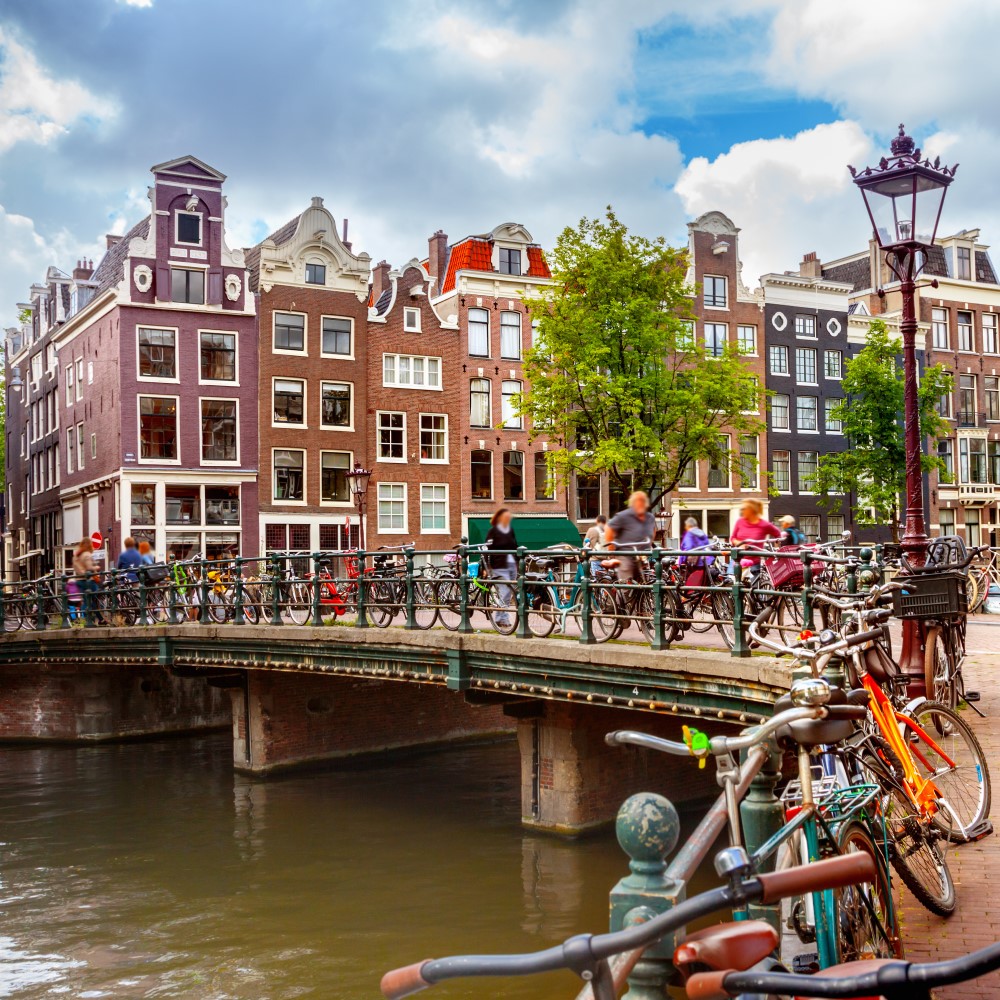 Häuser hinter Gracht. Davor Fahrräder.